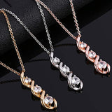 Colar em Ouro Branco com Pingente em Forma de Infinito e Zircónias