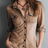 Blusa Retro com Costuras Contrastantes e Efeito Lavado