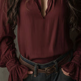 Blusa Boho Decote em V Bordô com Punhos de Renda
