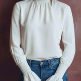Blusa Branca Elegante de Gola Alta com Punhos Franzidos e Pormenores de Folho