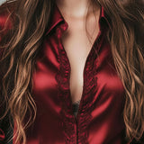 Blusa Elegante de Cetim Bordô com Renda e Punhos Evasê