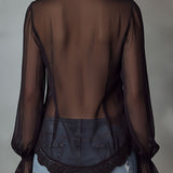 Blusa Retro Romântica em Chiffon Transparente com Aplicação de Renda Preta e Folhos