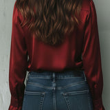Blusa Elegante de Cetim Bordô com Renda e Punhos Evasê