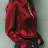 Blusa Elegante de Cetim Bordô com Renda e Punhos Evasê