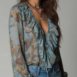 Blusa de Chiffon com Folhos e Fecho Frontal – Estampado Cobra-Floral Azul-Névoa