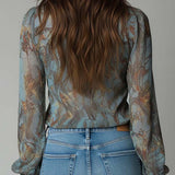 Blusa de Chiffon com Folhos e Fecho Frontal – Estampado Cobra-Floral Azul-Névoa