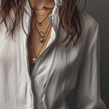 Blusa Branca com Fecho Frontal e Punhos em Folho