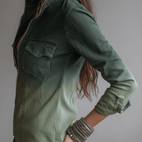 Blusa Casual em Ganga com Gradiente Verde, Bolsos Workwear e Fecho de Correr