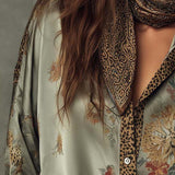 Camisa de Cetim Floral com Remates em Estampado Animal