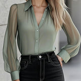 Blusa Chique Intemporal com Botões e Mangas Transparentes