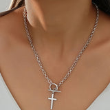 Colar Moderno com Fecho Toggle em Ouro Branco e Pingente em Cruz
