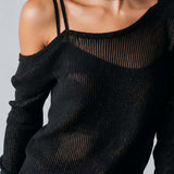 Blusa Preta Brilhante em Malha Canelada Transparente com Ombro Assimétrico e Alças Finas Duplas