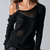 Blusa Preta Brilhante em Malha Canelada Transparente com Ombro Assimétrico e Alças Finas Duplas