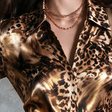 Blusa Vintage de Cetim Brilhante Castanho com Estampado de Leopardo e Manga Fendida