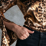 Blusa Vintage de Cetim Brilhante Castanho com Estampado de Leopardo e Manga Fendida