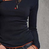 Blusa de Malha Retro com Ombros Assimétricos e Acabamento Contrastante