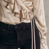 Blusa Cruzada Retro Quiet Luxury em Cetim com Pormenor em Folhos