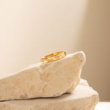 anel anti-ansiedade dourado com constelação e cristal