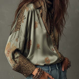 Camisa de Cetim Floral com Remates em Estampado Animal