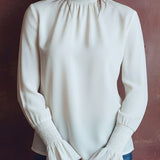 Blusa Branca Elegante de Gola Alta com Punhos Franzidos e Pormenores de Folho