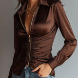 Blusa de Cetim Luxuosa Cor de Caramelo com Fecho de Correr e Franzido