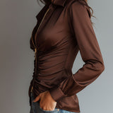 Blusa de Cetim Luxuosa Cor de Caramelo com Fecho de Correr e Franzido