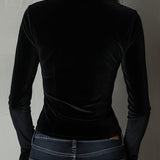 Blusa Chique em Veludo Preto com Decote em V Profundo, Franzida e Debrum em Cetim