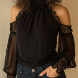 Blusa Preta Elegante de Chiffon com Renda, Gola Alta e Ombros à Mostra