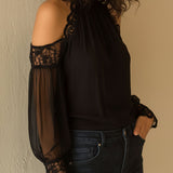 Blusa Preta Elegante de Chiffon com Renda, Gola Alta e Ombros à Mostra