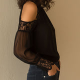 Blusa Preta Elegante de Chiffon com Renda, Gola Alta e Ombros à Mostra
