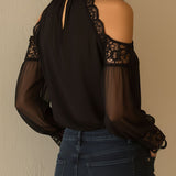 Blusa Preta Elegante de Chiffon com Renda, Gola Alta e Ombros à Mostra