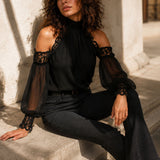 Blusa Preta Elegante de Chiffon com Renda, Gola Alta e Ombros à Mostra