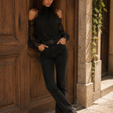 Blusa Preta Elegante de Chiffon com Renda, Gola Alta e Ombros à Mostra
