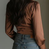 Blusa Cruzada em Cetim Bronze com Decote em V Profundo e Cintura Franzida