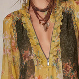 Blusa de Chiffon Floral com Folhos e Fecho Frontal