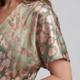 Coralie | Vestido Midi de Estampado Abstrato com Decote em V e Nó na Cintura
