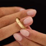 anel eternity giratório dourado com estrelas
