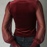 Blusa Gótica Estilo Corpete em Veludo Preto com Aplicação de Renda e Mangas Transparentes