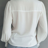Blusa Vitoriana Vintage com Decote em V e Folhos de Renda