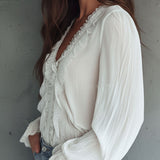 Blusa Vitoriana Vintage com Decote em V e Folhos de Renda