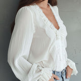 Blusa Vitoriana Vintage com Decote em V e Folhos de Renda
