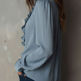 Blusa de Chiffon Azul-Empoeirado com Folhos Frontais, Decote em V e Botões