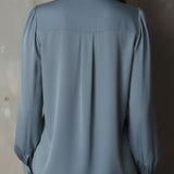 Blusa de Chiffon Azul-Empoeirado com Folhos Frontais, Decote em V e Botões