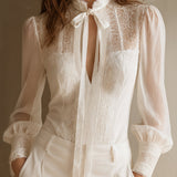 Blusa Retro Elegante em Chiffon com Gola Alta de Renda e Laço ao Pescoço