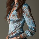 Blusa Elegante em Cetim com Estampado de Leopardo e Fecho Frontal
