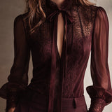 Blusa Retro Elegante em Chiffon com Gola Alta de Renda e Laço ao Pescoço