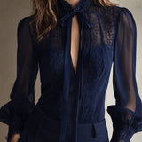 Blusa Retro Elegante em Chiffon com Gola Alta de Renda e Laço ao Pescoço