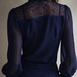Blusa Retro Elegante em Chiffon com Gola Alta de Renda e Laço ao Pescoço