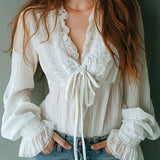 Blusa Boho com Decote em V, Folhos, Pregas e Laço Frontal em Renda Branca