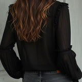 Blusa Vintage Preta de Folhos com Mangas Compridas e Renda